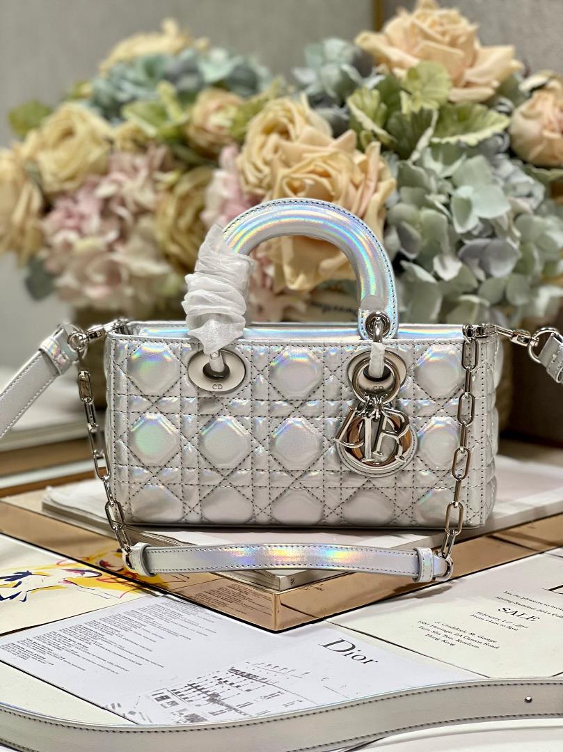 Small DIOR OR LADY DJOY handbag fluorescent silver grayThis Lady DJoy handbag comes from the Dior Or