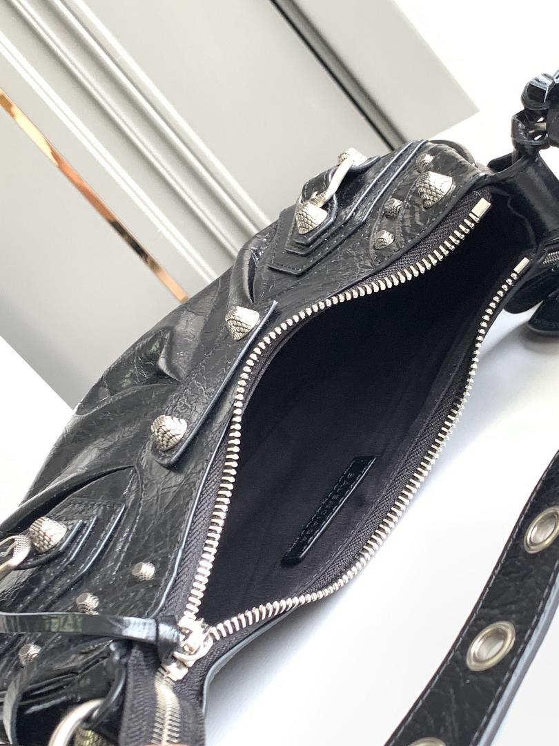 Balenciag Le Cagole Half Moon Underarm BagTo salute the classic motorcycle bag series the new 