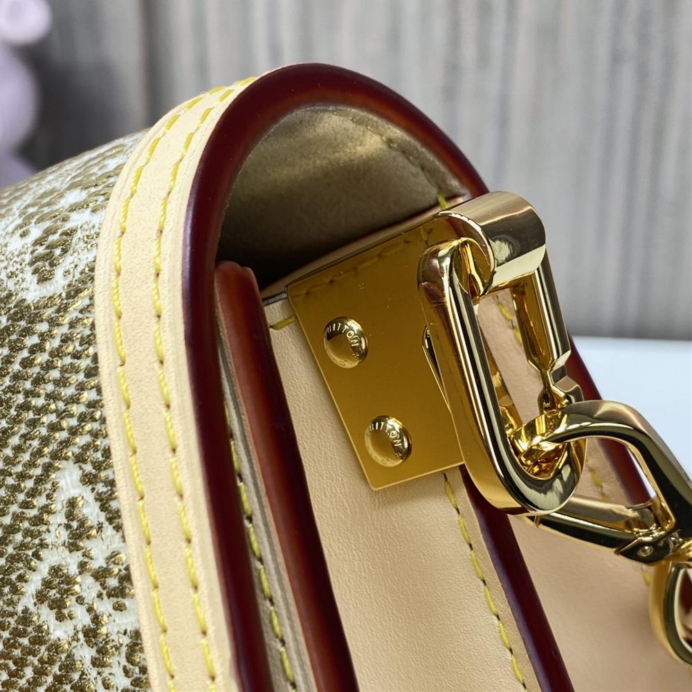 The new Daphne series M22826 gold Dauphine mini handbag is made of Monogram canvas and is