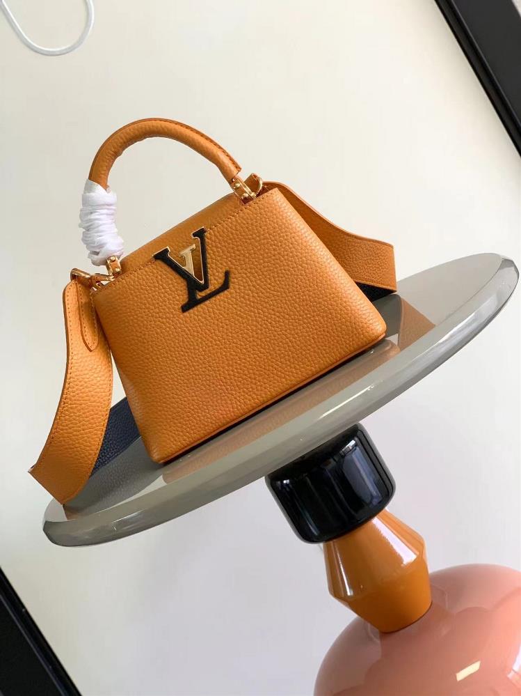 M57520 M57519 earthy yellow This Capucines mini handbag is made of Taurillon grain leather with contrasting colors for the top handle and flap embel