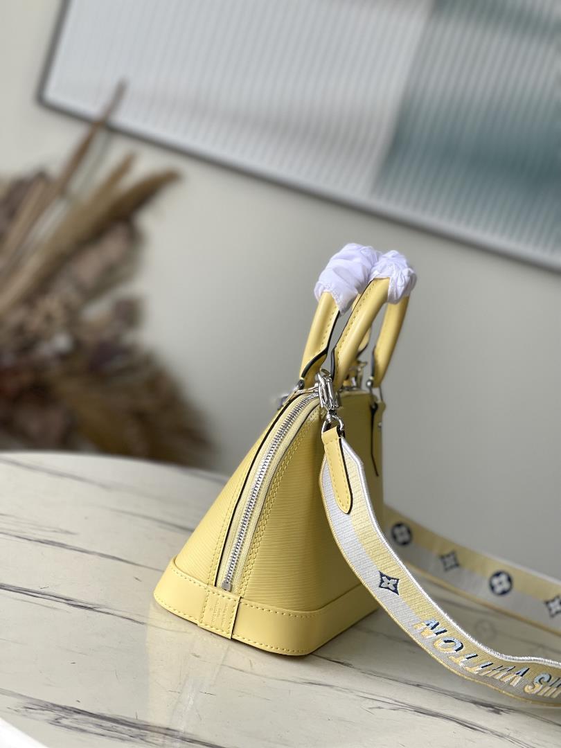 M22213 40302 Chicken YellowThis Alma BB handbag is made of Epi grain leather with its col