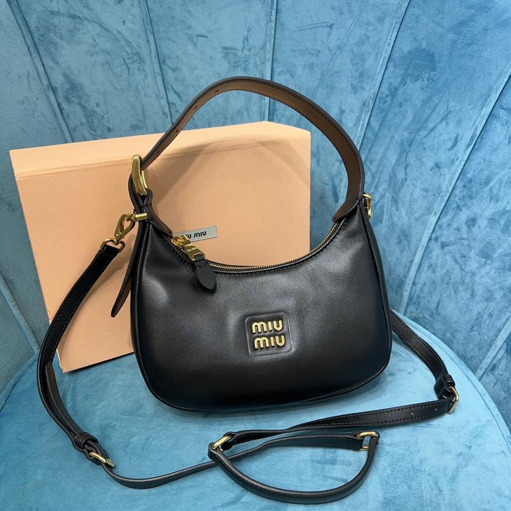 miumiu family 5BC161 the Miu familys showy hobo bag the main promotion on the official website is definitely a popular style this year It is made