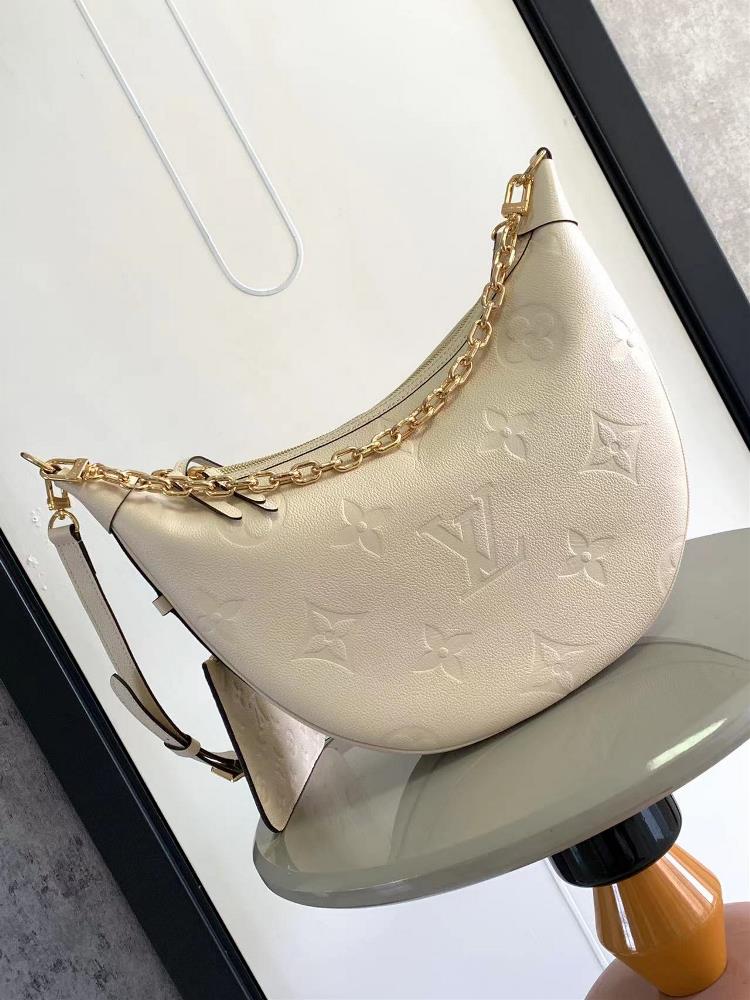 M46725 M46738 Cream WhiteFeaturing soft Monogram Imprente cowhide leather to create a trendy half month silhouette that conforms to your body shape m