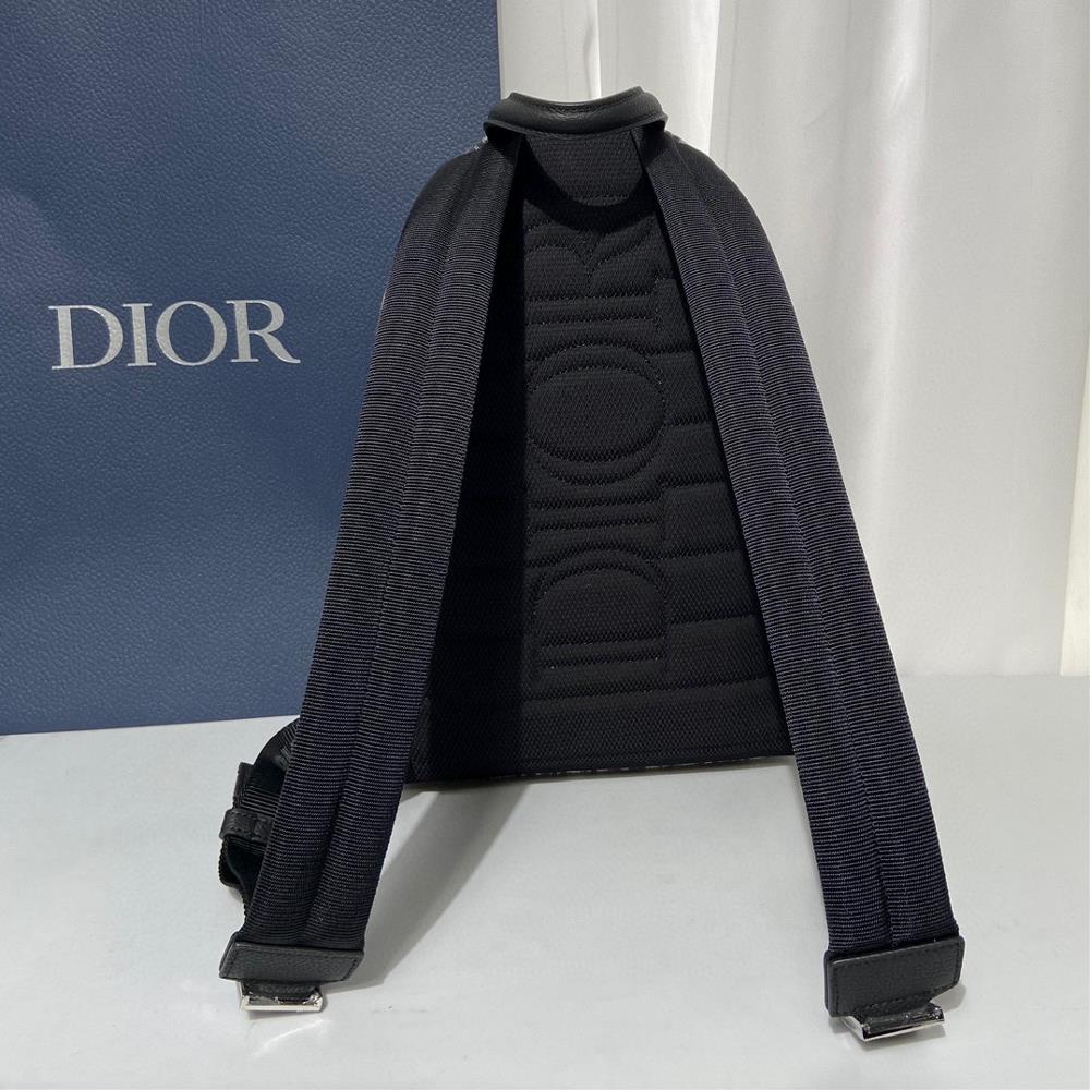 DIOR Oblique Backpack This is a DIOR Oblique backpack that can be used as a couples outf