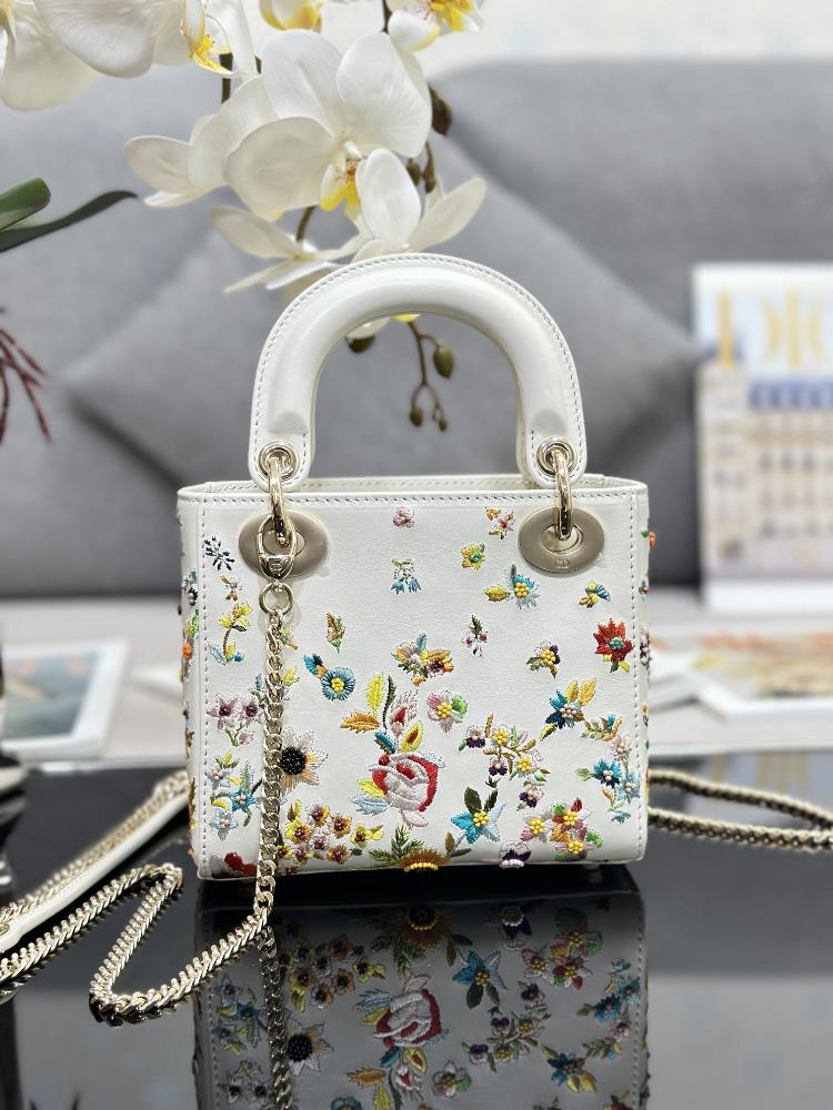 The Dior Bag M0505 with its delicate embroidered flower beads embodies the perfect fusio