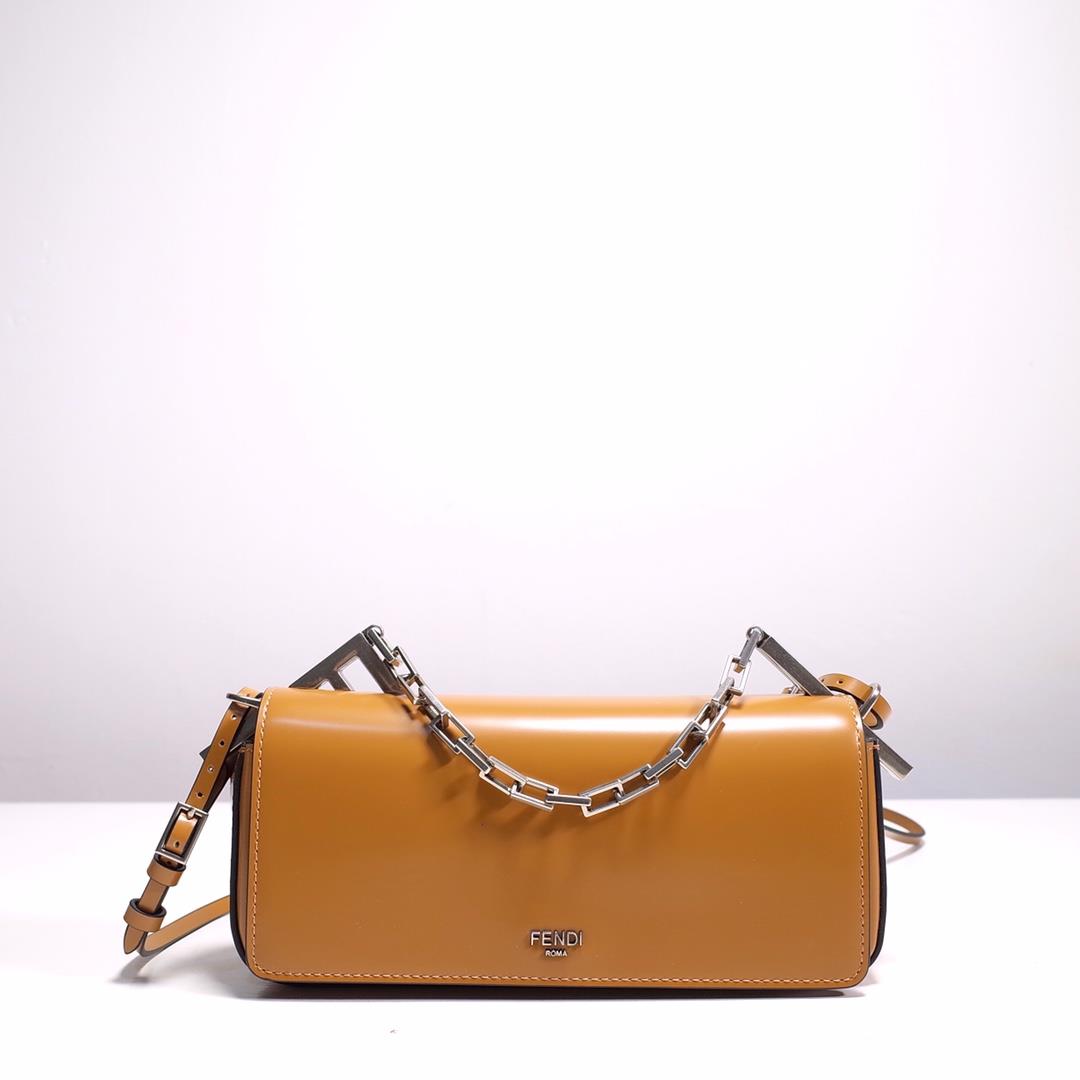 The FEND1 handheld bag is made of brown brushed leather material decorated with large F metal access