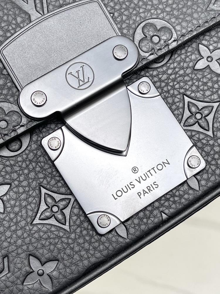 For the fashionconscious individual the LV bag M58487 is a musthave item Its versatili