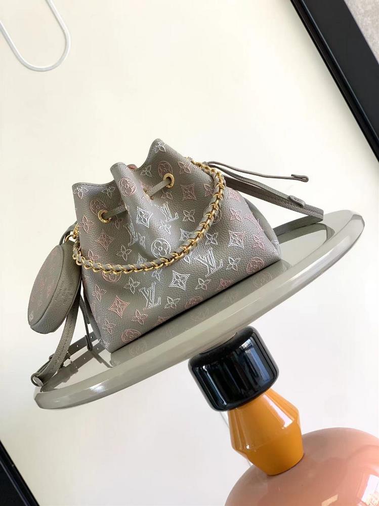 M23388 gray gradient hollowed out m57068This Bella bucket bag is crafted with carved cow leather to create a pendant configuration and the subtle col