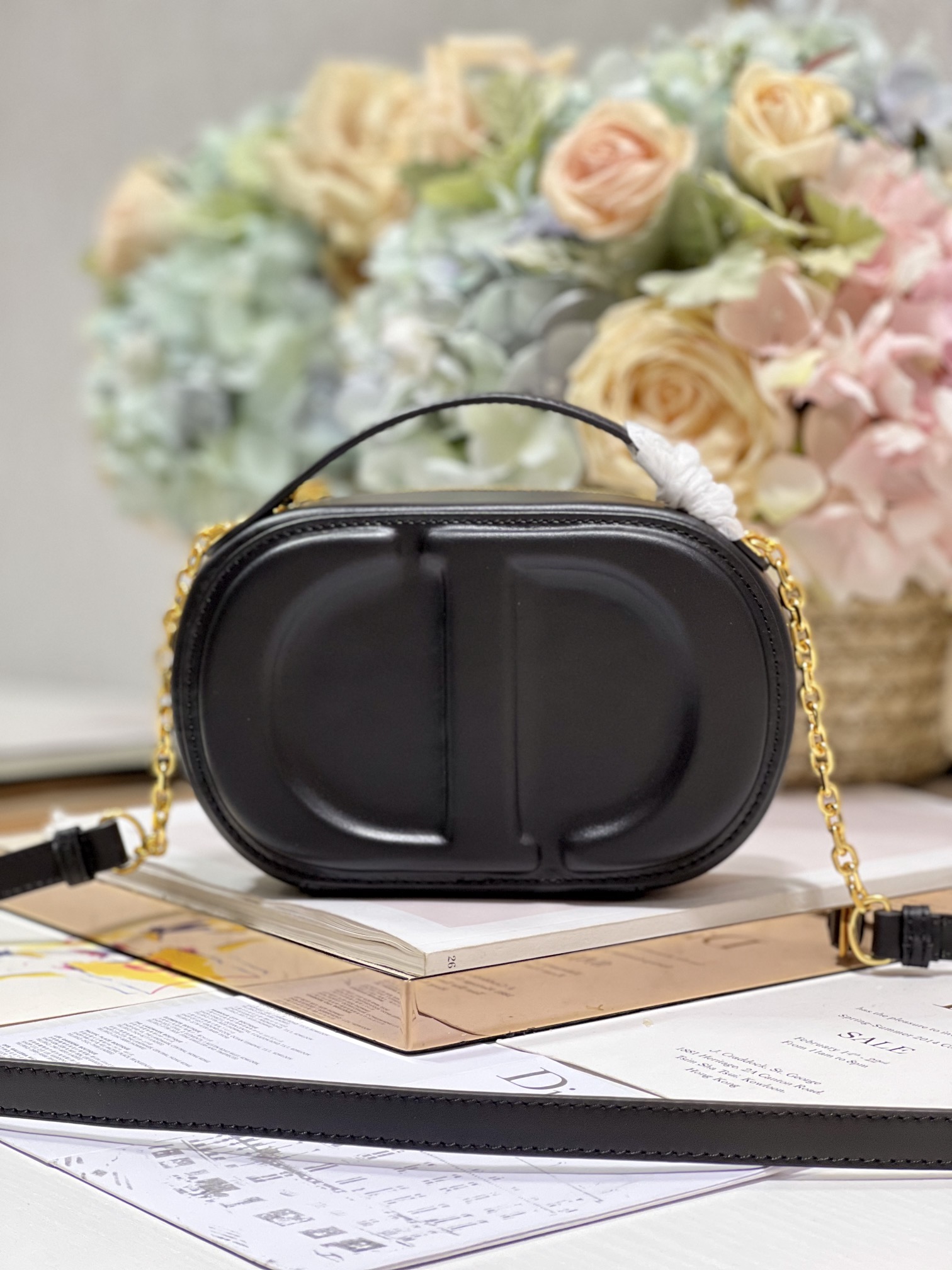 CD Signature Oval Camera Bag BlackThis CD Signature Oval Camera Bag is a new addition to the a