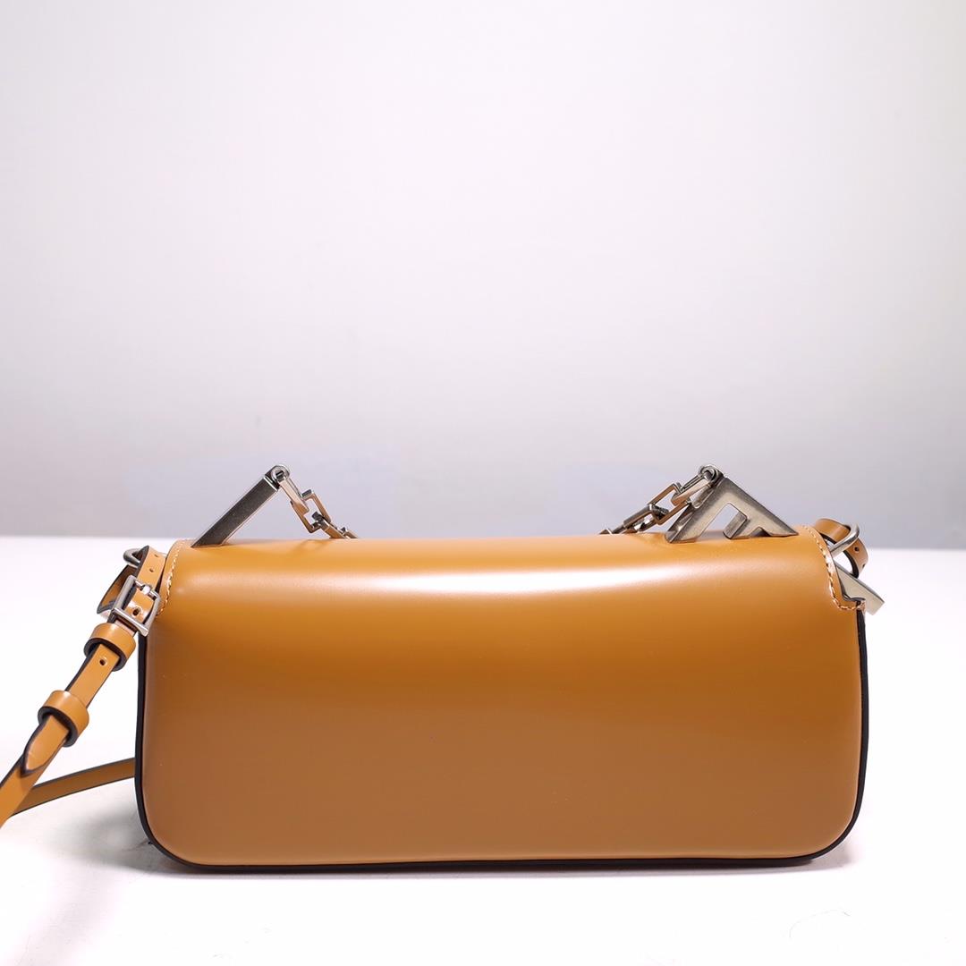 The FEND1 handheld bag is made of brown brushed leather material decorated with large F metal 