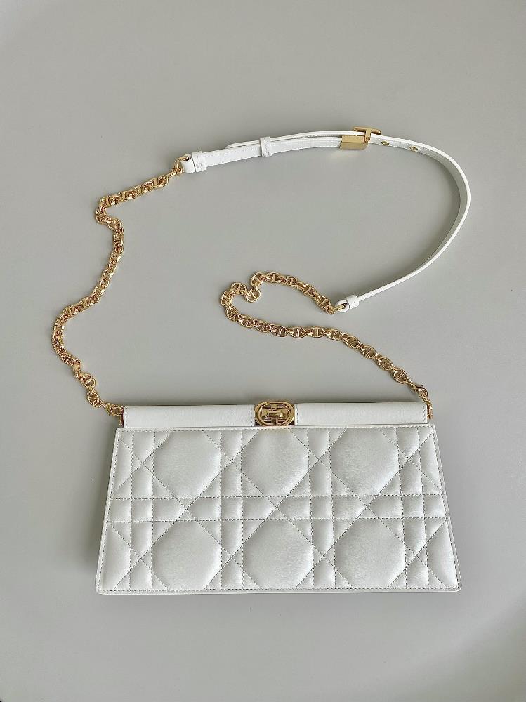 white Chain handbag Still an indispensable classic Darling grid CD metal opening and closi