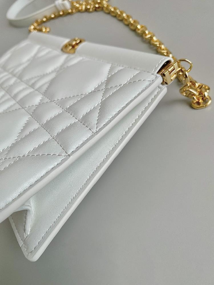 white Chain handbag Still an indispensable classic Darling grid CD metal opening and closi