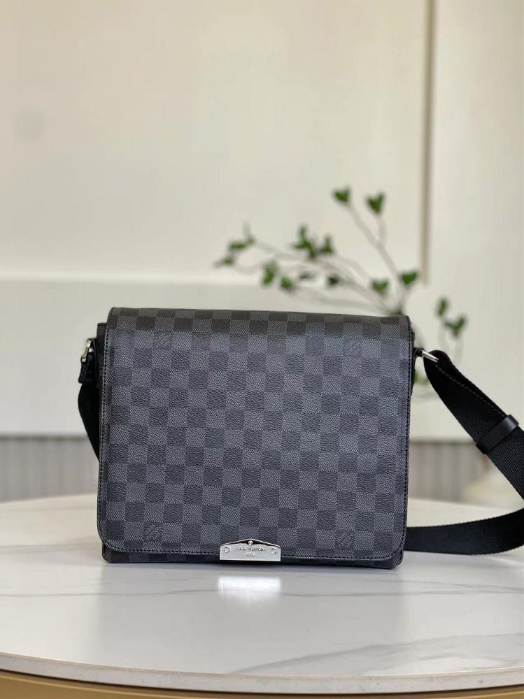 The lv N40349 new District small size messenger bag continues with elegant details lightweight texture and ample space making it a versatile and tr