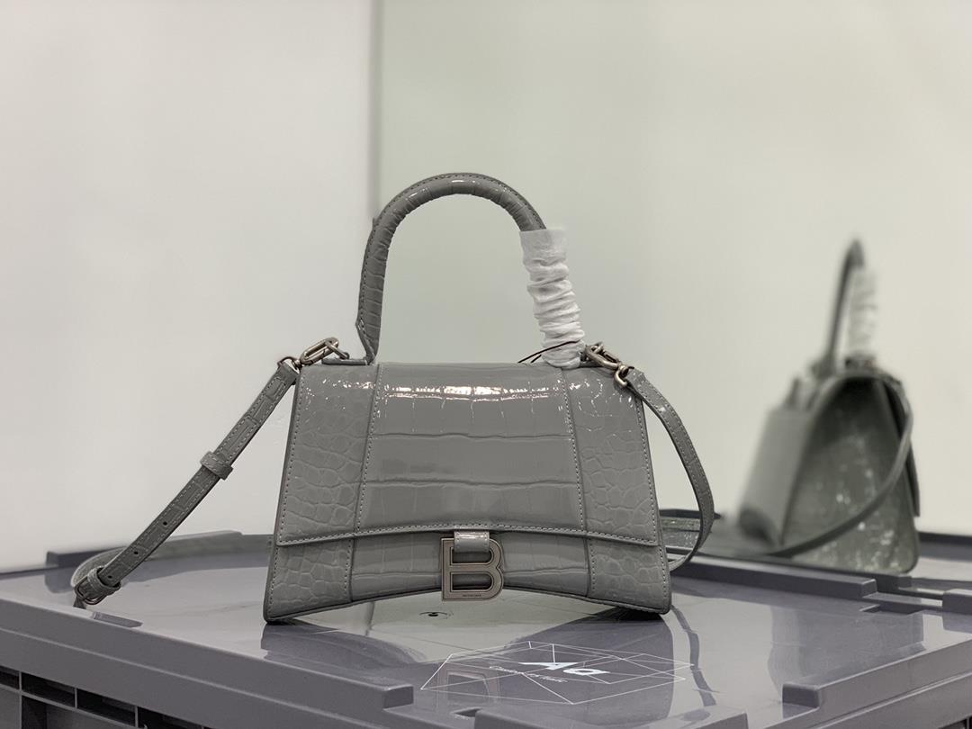 Gray Crocodile The hourglass bag that you have asked me N times is comingBalenciags heavyweight Hour