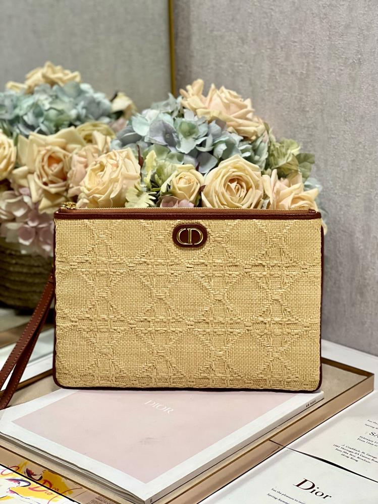 Dior New Handbag WeavingThis handbag is stylish and minimalist Crafted with natural grass in natural colors and embellished with brown cow leather de