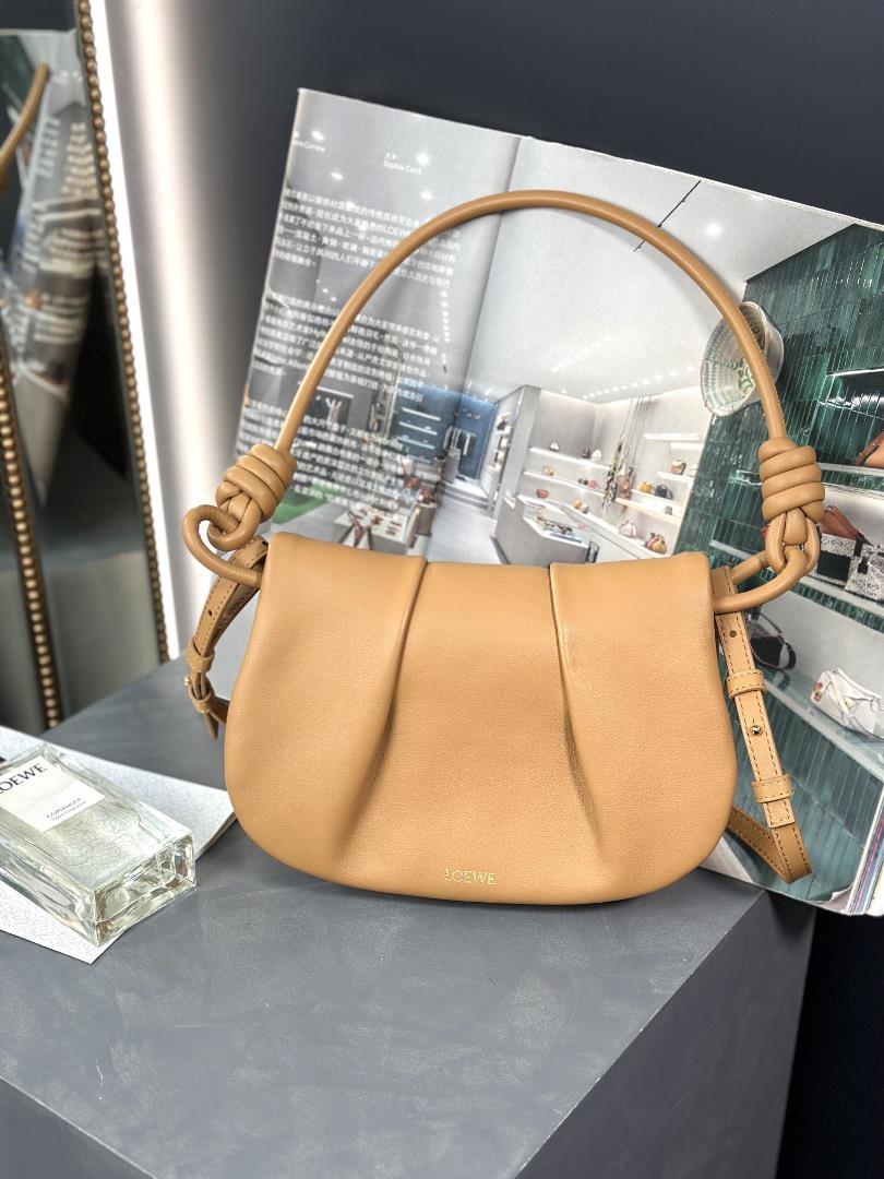Brand new handbag brown Size 25178cm Exquisite workmanship simple and elegant silhouette unique an