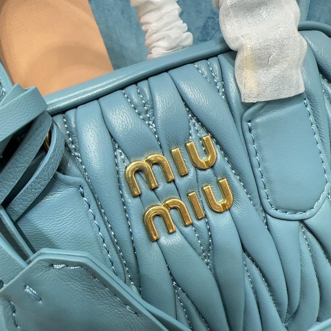 5BB123 MiuMius new Too Pretty Bowling Handbag is made of imported lamb skin classic brand