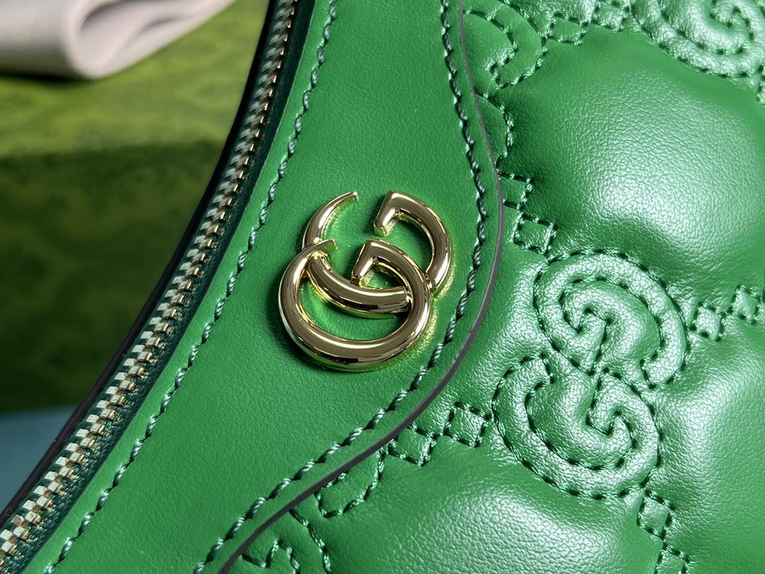 Equipped with a complete set of counter green packaging the new GG Mateless leather handbag in