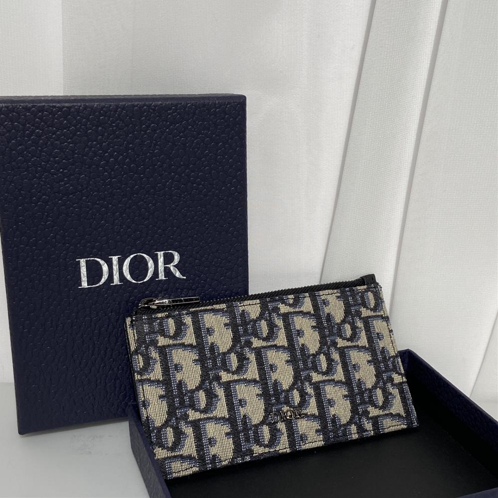 DIOR card pack 9908This zipper clip is exquisite and elegant Crafted with Oblique printed fabric embellished with the same tone grain leather and DI