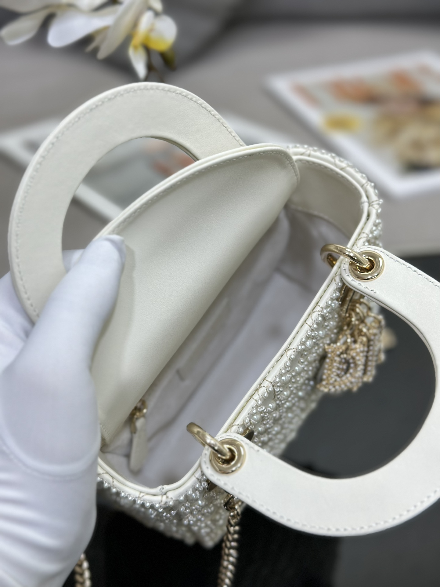 Lady Dior embroidered half a pearl in three squares with imported lamb tendons inside The hand