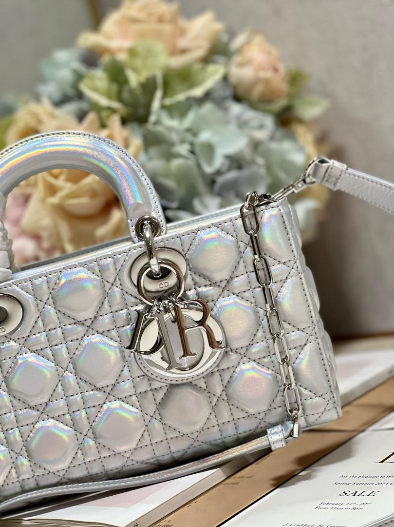 Medium DIOR OR LADY DJOY handbag fluorescent silver grayThis Lady DJoy handbag comes from