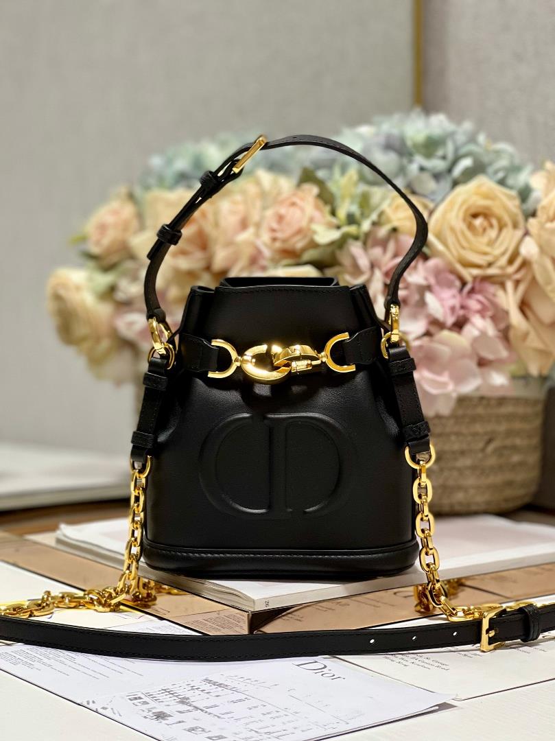 CEST DIOR Small Handbag BlackThis Cest Dior handbag is a new autumn 2023 item elegant and classic Cr