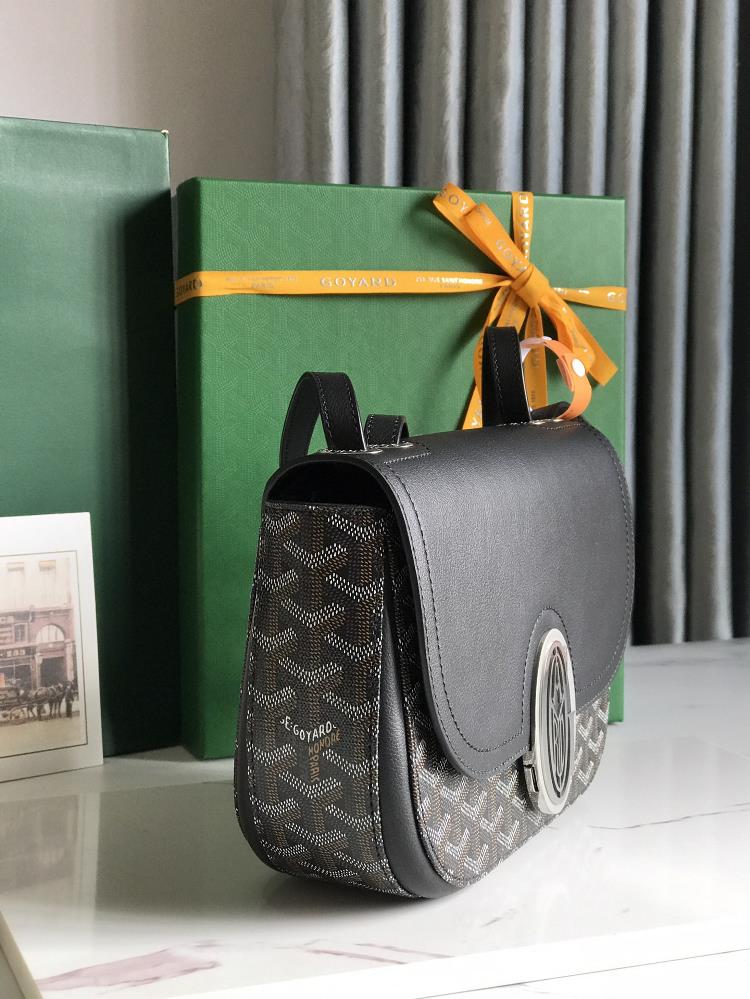 GOYARD 233 lll retains the iconic elements of the classic version such as eyecatching me