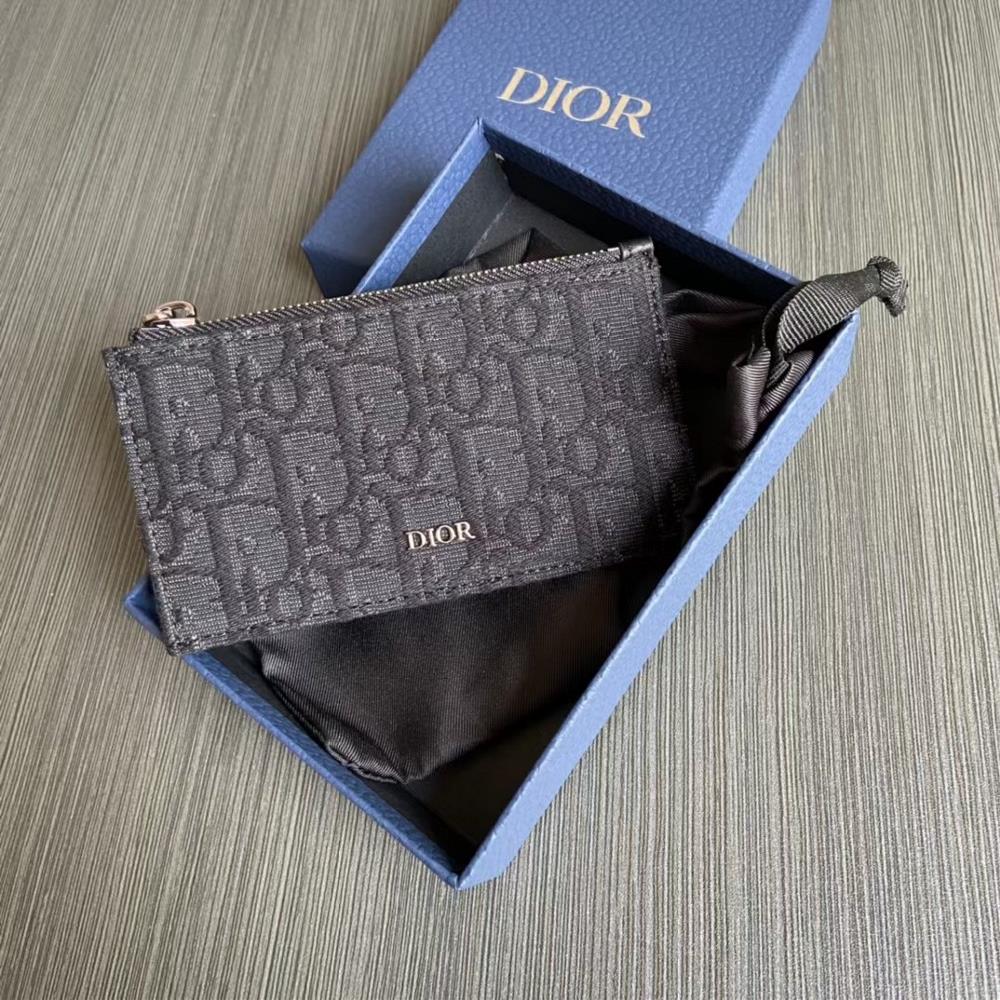 DIOR card pack 99081This zipper clip is exquisite and elegant Crafted with Oblique printed fabric embellished with the same tone grain leather and D
