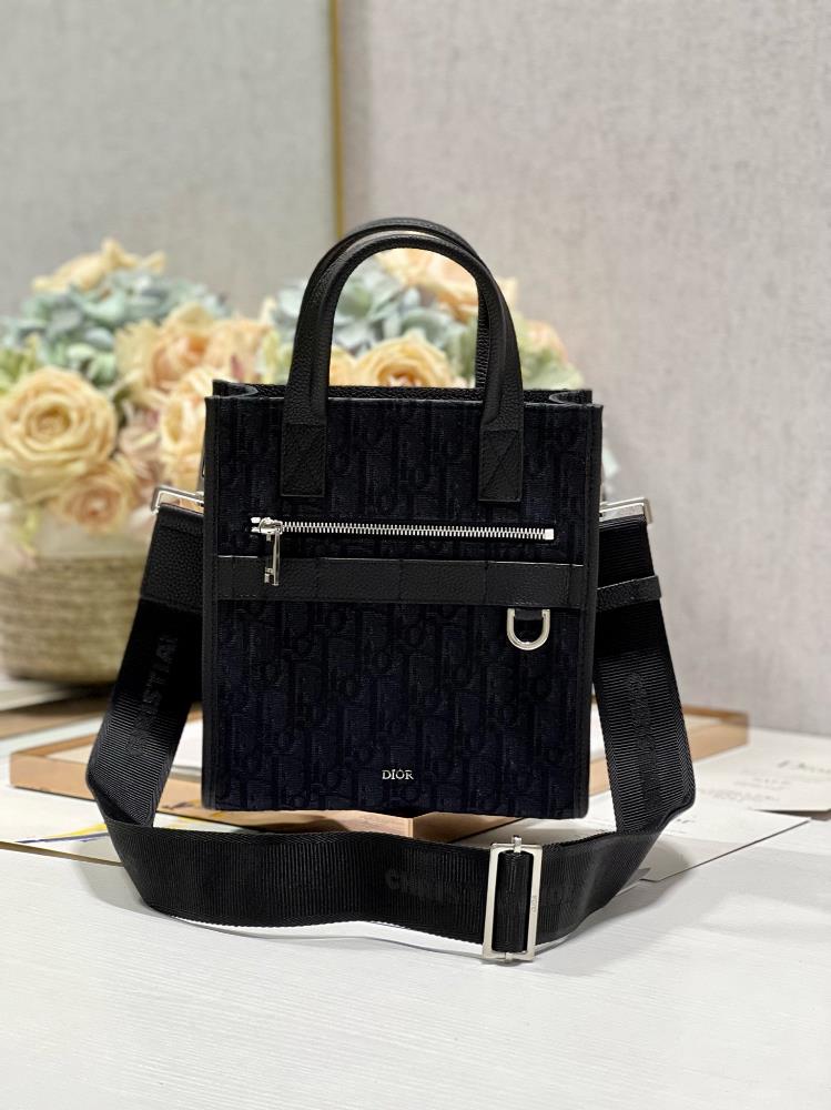 DiorSAFARI NORTHSOUTH Small Handbag Black ClothThis Safari NorthSouth handbag is a new addition to the 2024 Spring menswear collection combining eleg