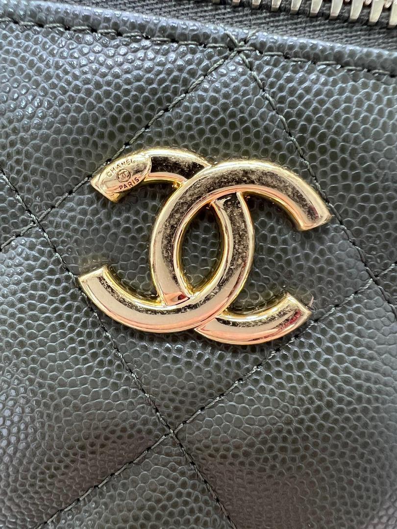 chanel 22K New Double Chain Box Pack CaviarFull leather interior with builtin mirror for