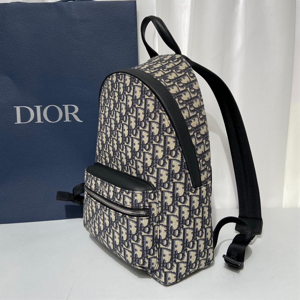 DIOR Oblique Backpack This is a DIOR Oblique backpack that can be used as a couples outf