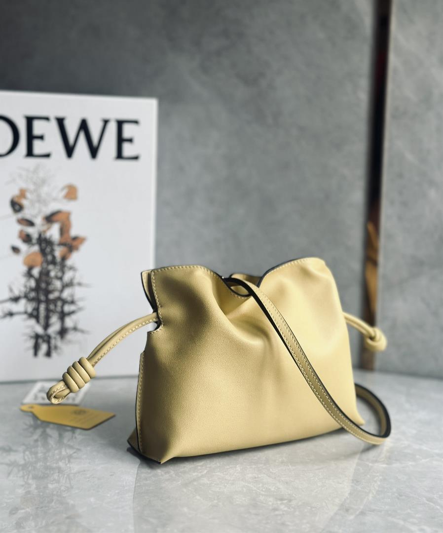 Small LOEWE Loewes new Flamenco upgraded lucky bag is made of soft and delicate calf leather t