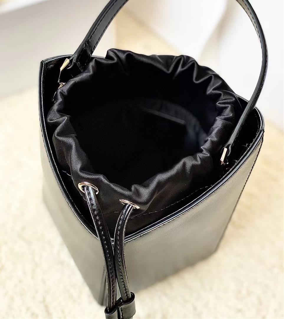 377123520 French GIVENCHY latest Cutout small bucket super exquisite cowhide satin interior dr