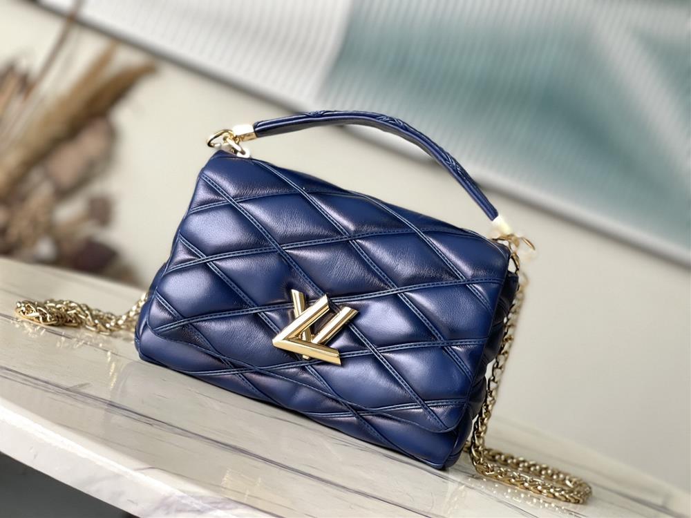 M23682 M22891 blueThis GO14 medium size handbag is made of Huamei sheep leather and features a quilted pattern to pay tribute to the brands tradition