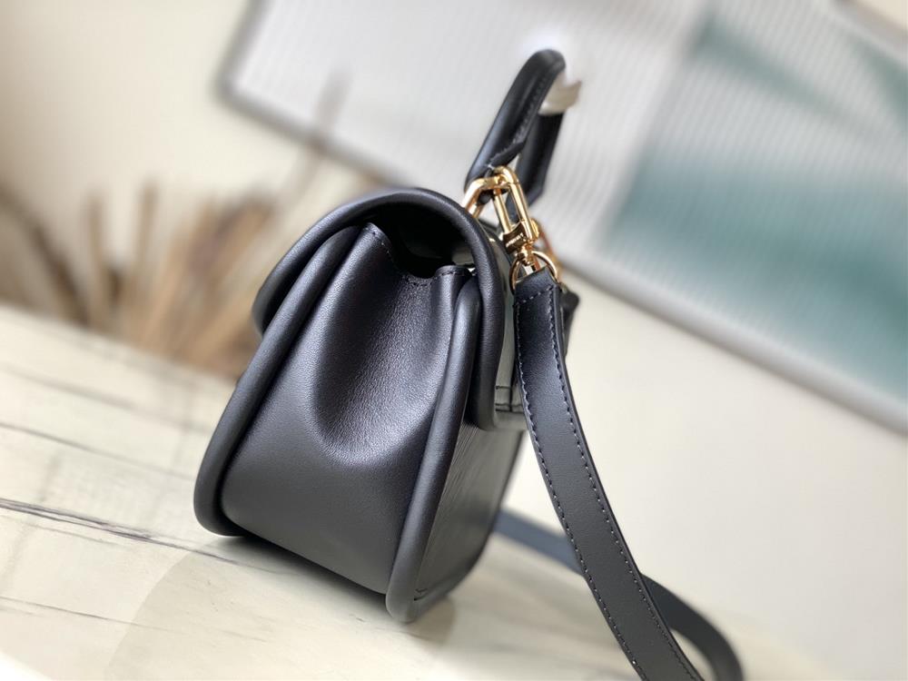 M22724 blackThis Hide Seek handbag features Epi leather accents in bright tones featuring