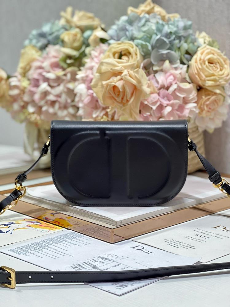 Dior CD Signature handbag blackThis CD Signature handbag paired with shoulder straps is a new autu