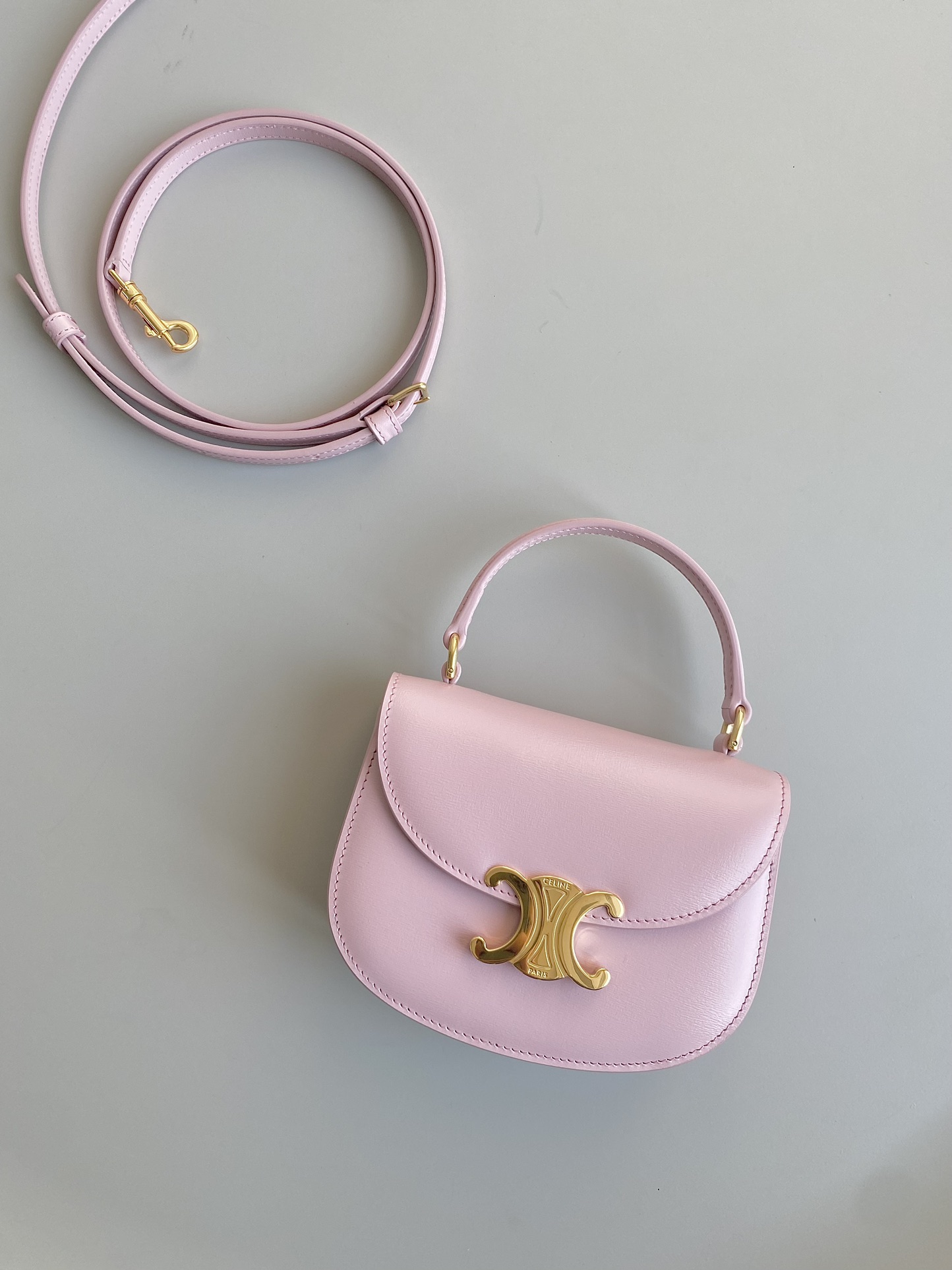  shoulder strap, which is flexible and versatileThe curved bottom design is more playful than 