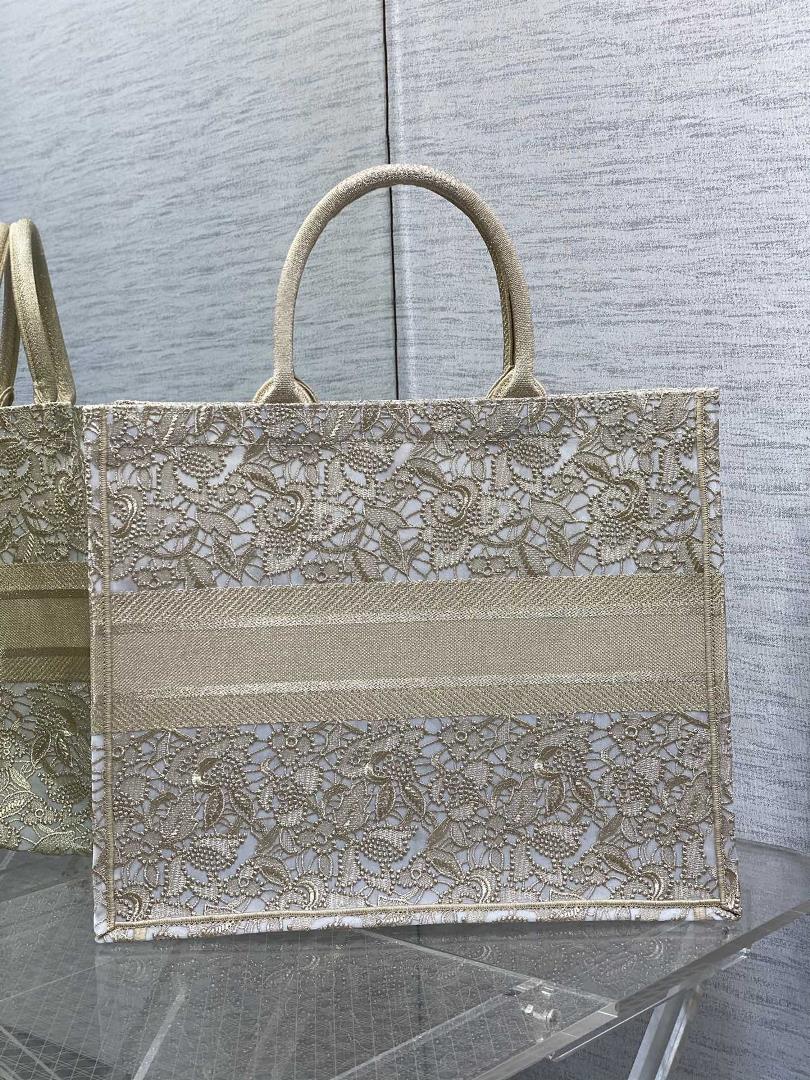 The latest lace mesh series from the largesized Tote is elegant and atmospheric When placed se