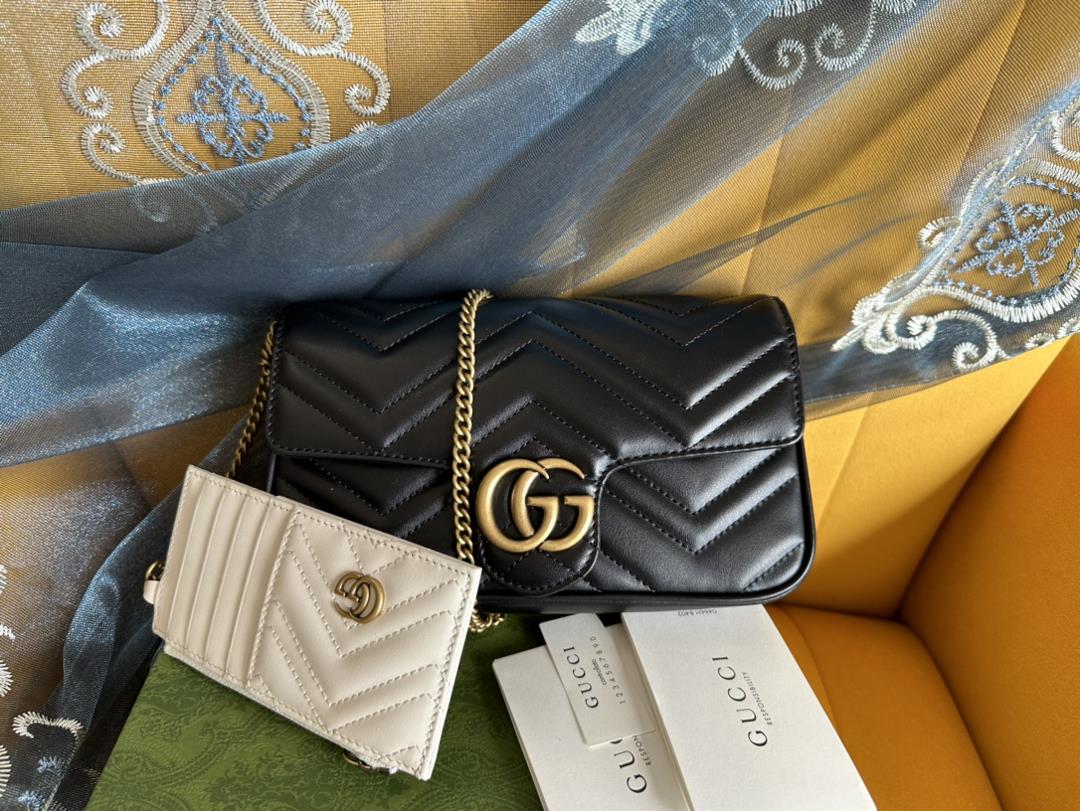 The original leather double G accessory design injects traditional essence into the brands modern st