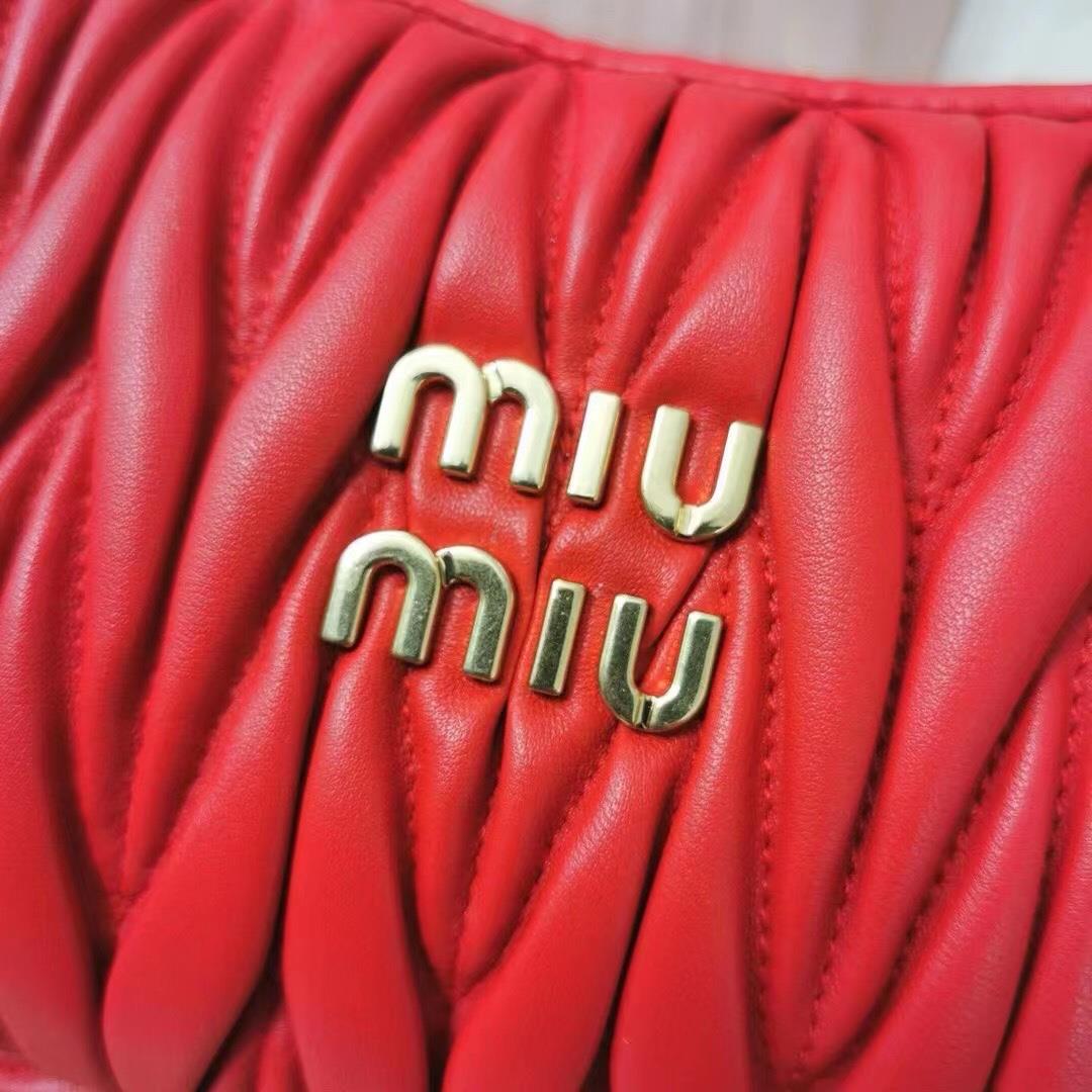 Medium The MiuWander handbag a new product from M family features the iconic Matelasse texture