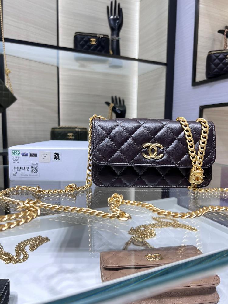 chanel 22K phone bag with the most beautiful small golden ball adjustment buckleThe adjustable chain adopts a double C relief technology logo which i