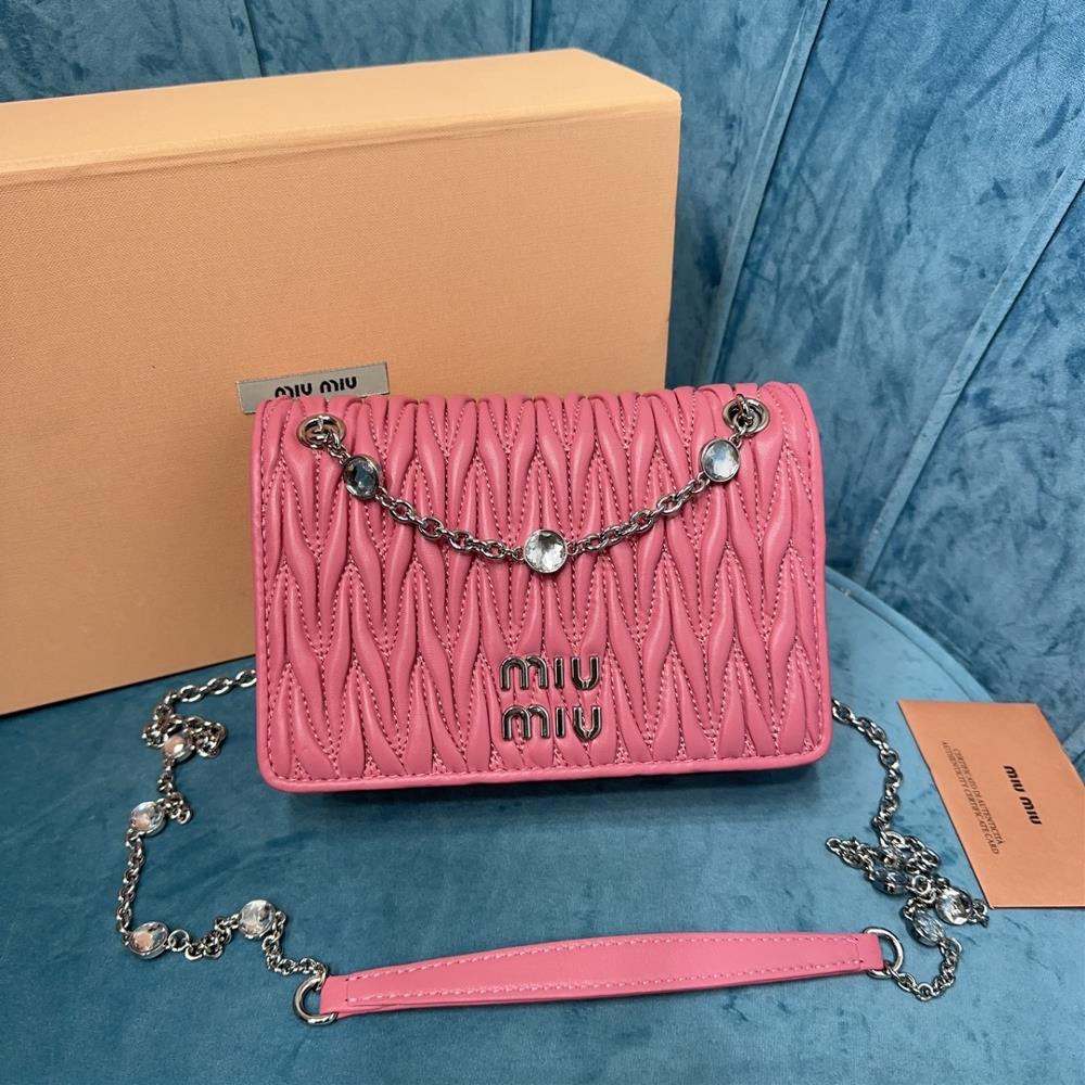 miumiu family The new stock new soft sheepskin handbag features the classic 5BP065 logo Matelasse pleated pattern It is made of top grade imported la