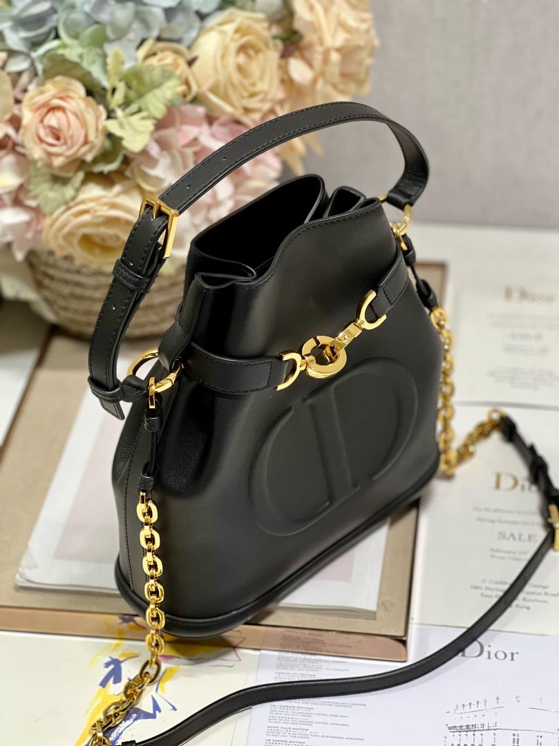 CEST DIOR Large Handbag BlackThis Cest Dior handbag is a new autumn 2023 item elegant and clas