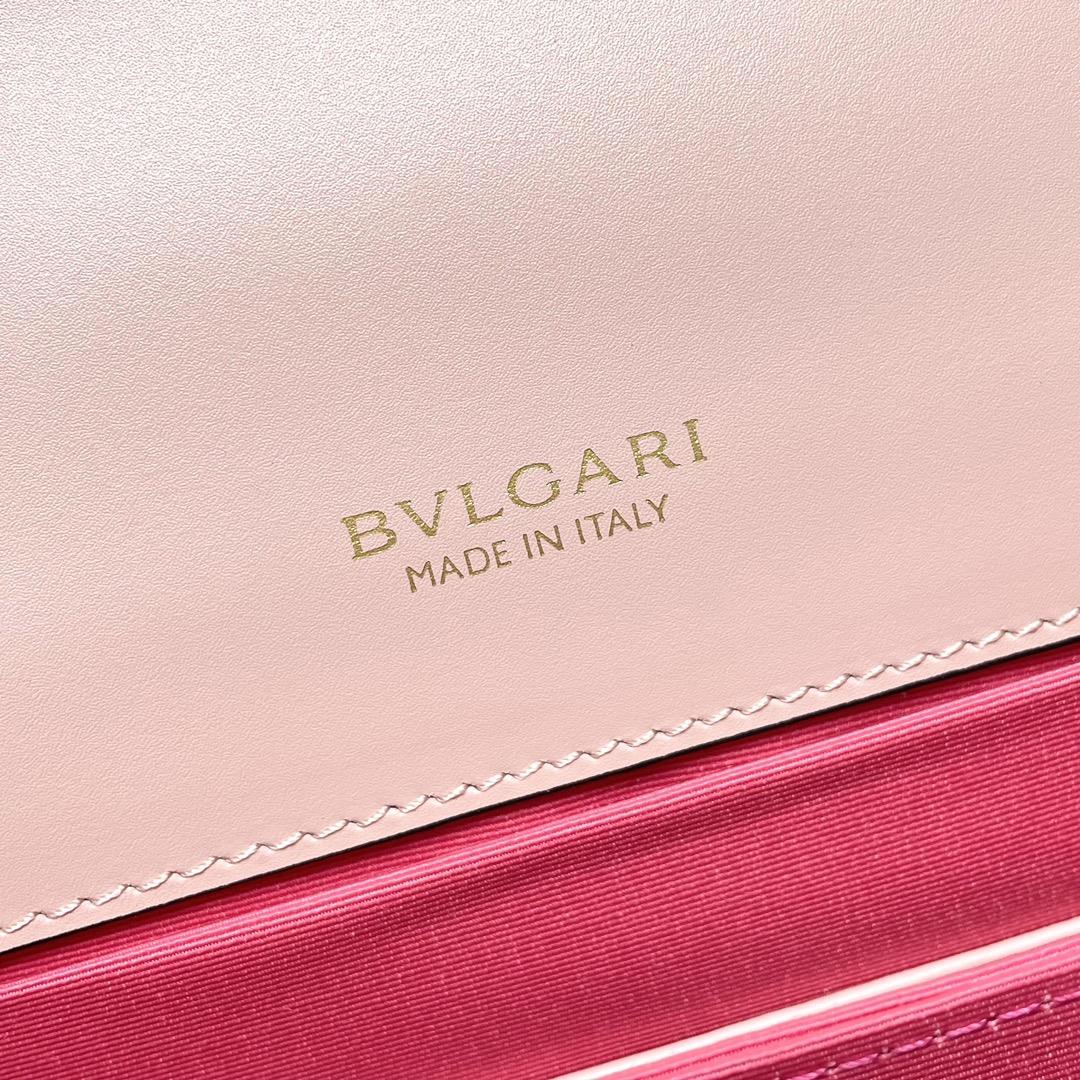 The latest color scheme of the 18cm threelayer Bvlgari Baoge counter limited edition organ bag