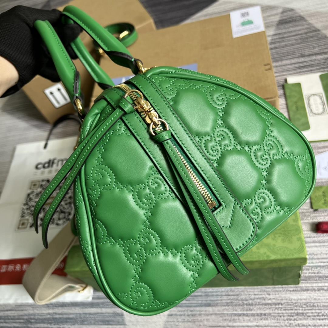 Equipped with a complete set of specialty green packaging GG quilted leather tote bags this bl