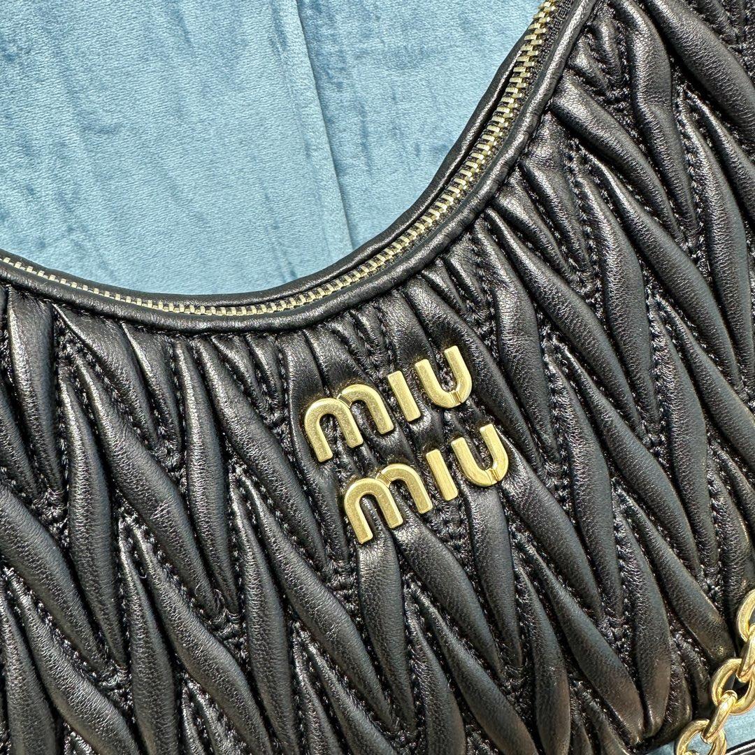 New Miumiu Pleated Chain Bag This brand new soft sheepskin shoulder bag features exquisite