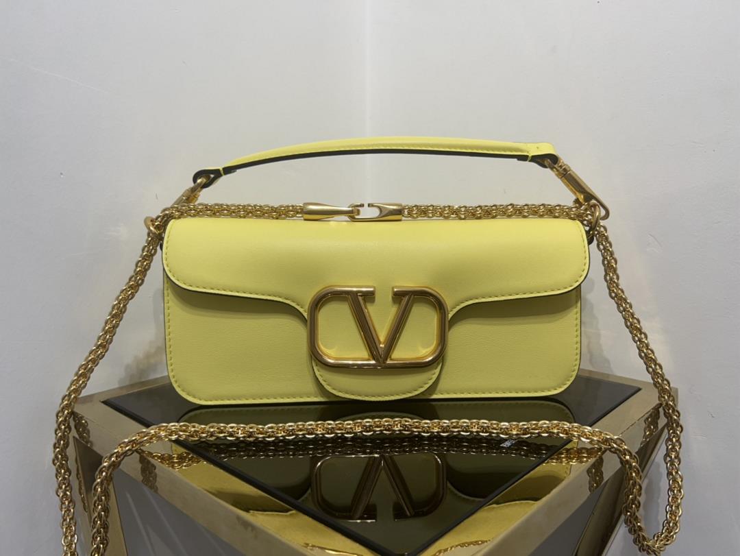 Large new Loc calf leather handbag decorated with metal VLogo SignatureEquipped with detachable hand