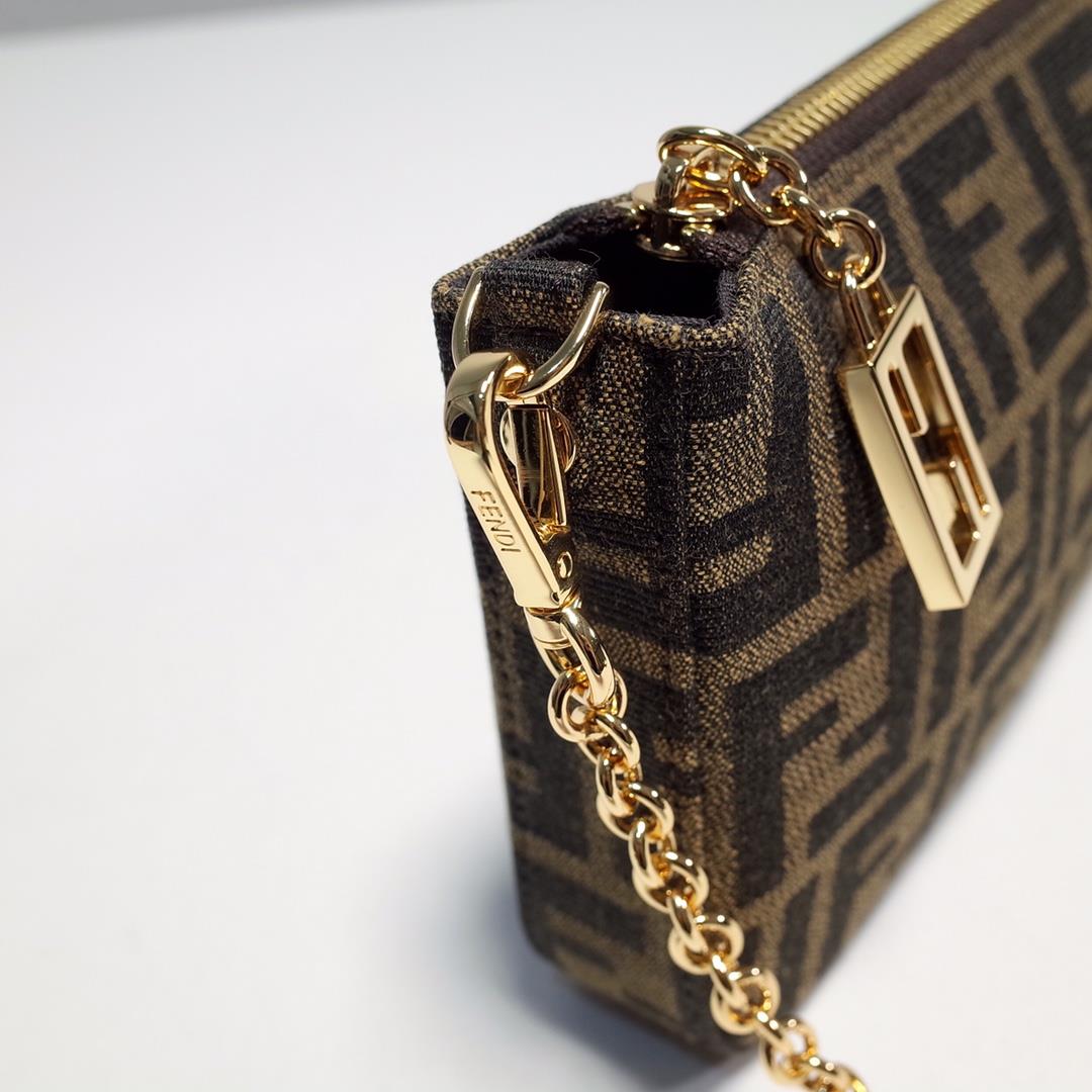 FENDI Baguette handbag is equipped with a detachable thin chain and can be carried by hand or 