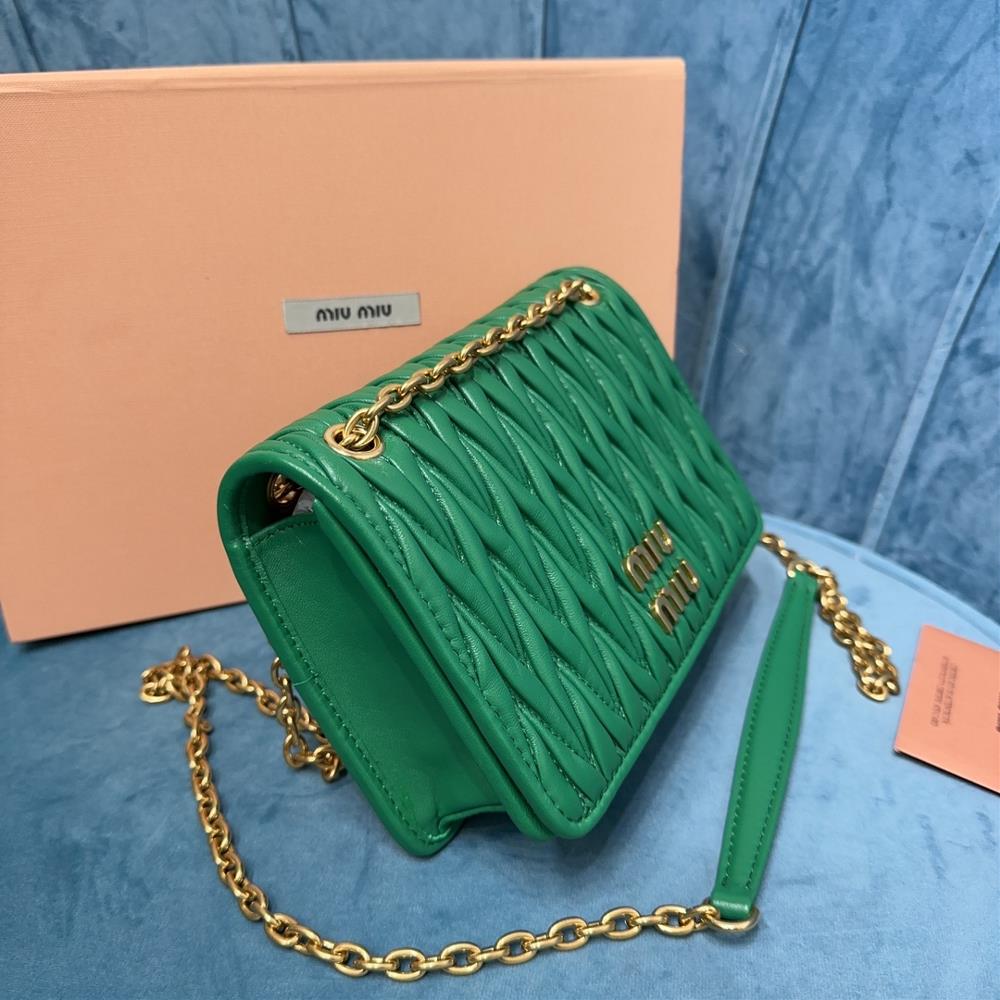 miumiu familys new stock new soft sheepskin handbag features the classic 5BP065 logo Mate