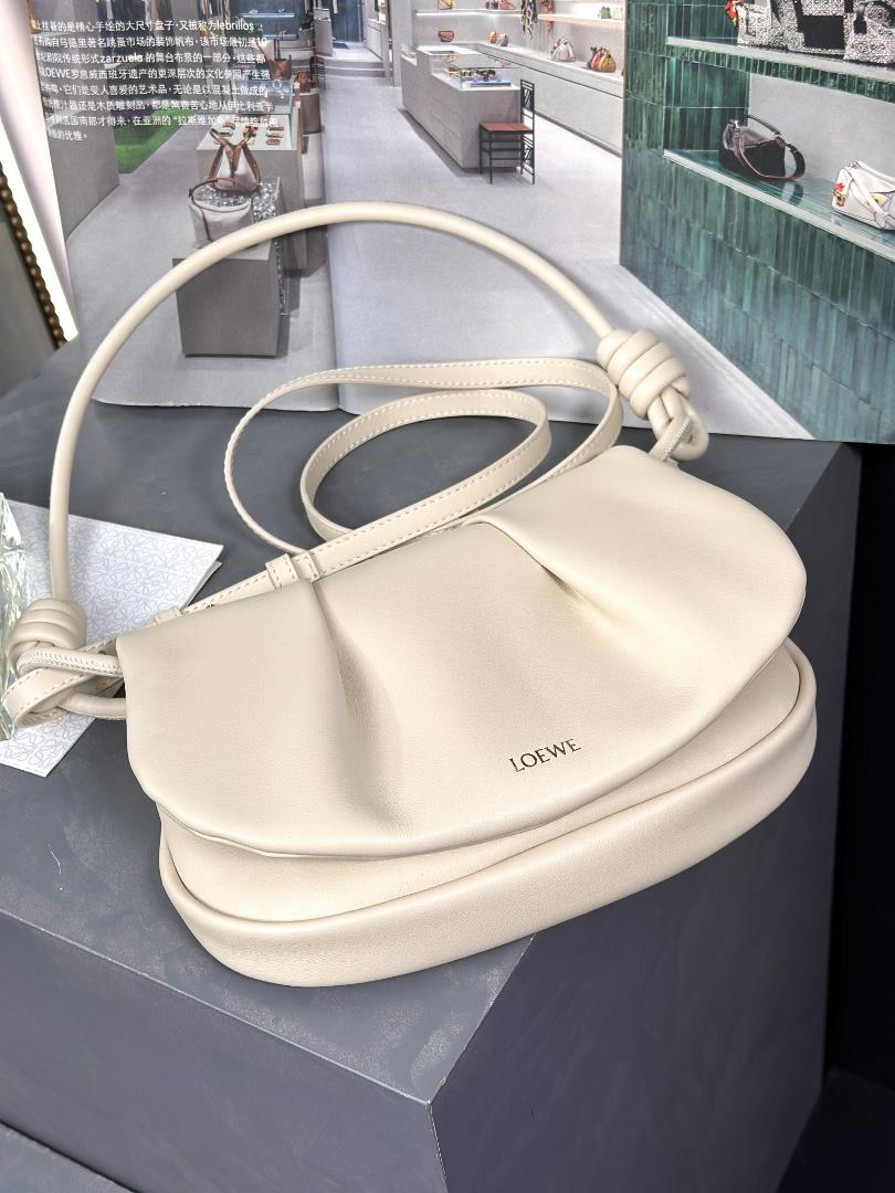 Brand new handbag beige white Size 25178cm Exquisite workmanship simple and elegant silho